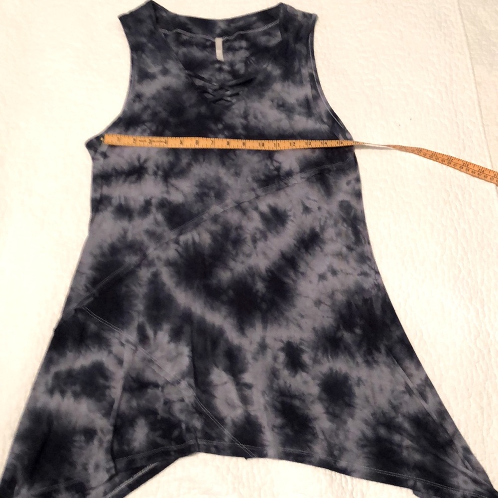 👚2/10 - Any shirt - Dark blue & gray tie dye tank